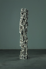 Klaus Hack, Turm, 2019, Ahorn, weiß gefasst, 149,5 x26,5 x25 cm
