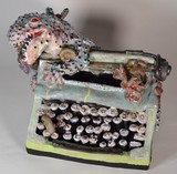 Jenny Day / A jarring machine (typewriter) / 2022 / Steinzeug, Epoxidharz, Glas / 46 x 27 x 36 cm