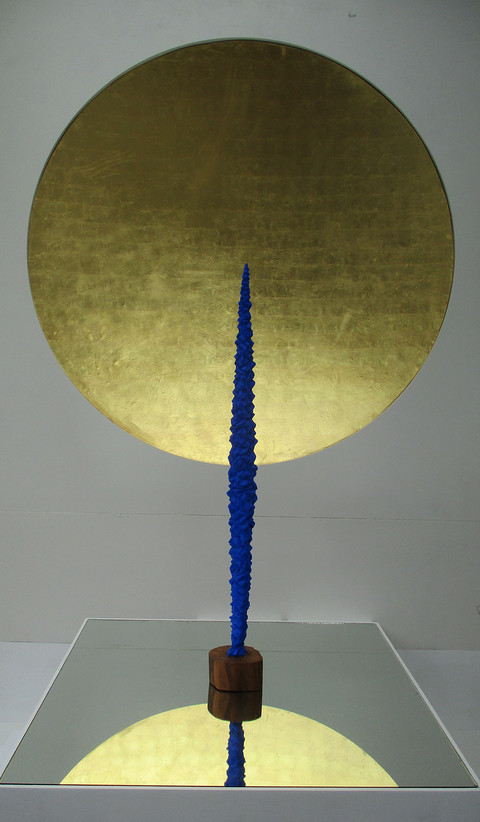 Stefan Pietryga / Pappel blau (vertikal) / 2020 / blau auf Spiegel mit Goldener Schale, LindePflaume pigentiert / H 110 cm