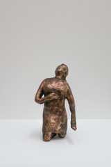 Asana Fujikawa – Kniende, 2021, Bronze, 23 x 14 x 21 cm, Ex. 1/3