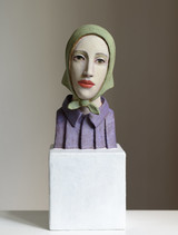 Annette Meincke-Nagy, Mit hellgrünem Kopftuch, 2022, Zellulose, Quarzsand, Pigmente, 41 x 15 x 15 cm