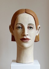 Annette Meincke-Nagy, Weiblicher Kopf mit grünen Augen, 2020, Zellulose, Quarzsand, Pigmente, 58 x 34 x 38 cm