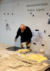 Markus Lüpertz bemalt nach dem erfolgten Schrühbrand das letzte Kunstwerk im Schwarzwald - Atelier aus dem Zyklus der vier Elemente. Foto: Fabry