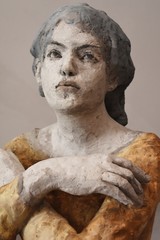 Bleiben, Warten - Große Sitzende, Terrakotta engobiert, Höhe ca. 74 cm, 2022, signiert 28.02.22 - Ansicht 3