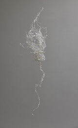 schweber, Werk-Nr. 322.02, Draht, Zellulose, 157 x Durchmesser 30 cm, 2022/23