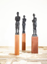 Skulpturengruppe, Werk-Nrn. 1822, 2822, 2922, Holz-Eiche/Eisenoxyd, 28 x 20 x 103 cm, 25 x 28 x 101 cm, 27 x 28 x 112 cm, 2022