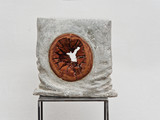 Kissen 2, Skulptur, Holz/Beton, 34 x 33 x 12 cm, 2022