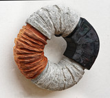 o.T., Skulptur (Wandarbeit), Beton/Stahl/Birne, Durchmesser 38 x 14 cm, 2021