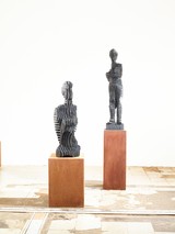 Skulpturengruppe, Werk-Nrn. 3022, 2922, Holz-Eiche/Eisenoxyd, 34 x 28 x 88 cm, 28 x 28 x 112 cm, 2022