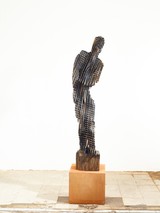 figur, Werk-Nr. 0222, Holz-Eiche/Eisenoxyd, 38 x 35 x 155 cm, 2022