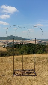MOVING CLOUDS, 2018, Moving Sculpture, Federedelstahl/Stahl lackiert, 340x150x80cm