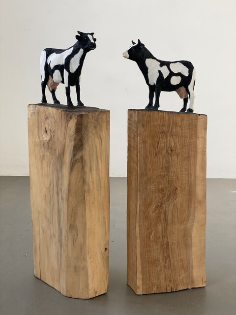 Christiane Erdmann | Kuh (#990) | 2024 | Holz, farbig gefasst | Höhe 116 cm und Kuh (#994) | 2024 | Holz, farbig gefasst | Höhe 118 cm
