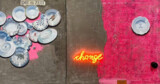Suscha Korte, “change…“, 2023, Öl, Zement und Neonleuchtschrift auf Leinwand, 90 x 160 cm