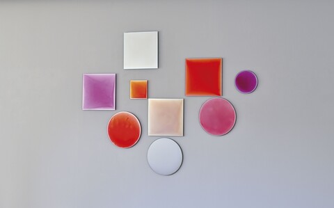METANOIA sanft, 2023, Pigment auf verspiegeltem Glas, 116 x 153 cm (parts of 15 x 15, 30 x 30