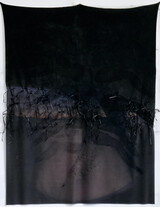 Aline Schwibbe, Digitaldruck, Ölpastell, Pastell, Sprühlack auf Fleece, Synthetikband, 2023