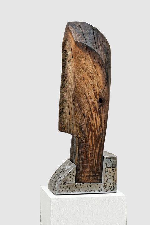 Skulptur "Kopf", Mooreiche/Stahl, 81 x 21 x 28 cm, 2023
