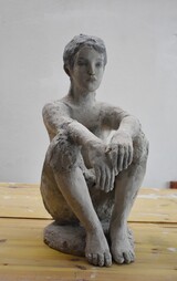 Skulptur &#34;Bleiben, Warten&#34;, Terrakotta, engobiert - work in progress - Ateliersaufnahme