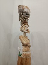 Skulptur &#34;Tove Jansson&#34;, Holz-Ahorn, Acrylfarbe, Farbstifte, Blattgold, 145 cm h, 2023 - Bildausschnitt
