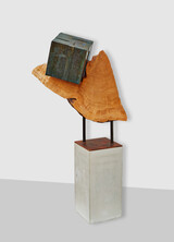 Skulptur &#34;o.T., Stahl/Eiche, 147 x 30 x 90 cm, 2023, Sockel aus Beton