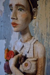 Skulptur &#34;Giù&#34; can cut all the flowers but you cannot keep spring from coming&#34; (Pablo Neruda), Holz - Walnuss, Acrylfarbe, Farbstifte, Blattgold, 180 cm h, 2023 - Bildaussschnitt