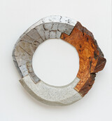 Skulptur-Wandobjekt &#34;Synthese&#34;, Beton/Stahl/Olive, Durchmesser 55 x 10 cm, 2023