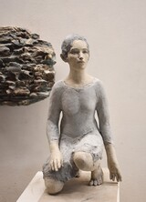 Skulptur &#34;Bleiben, Warten&#34;, Terrakotta, engobiert - work in progress - Ateliersaufnahme