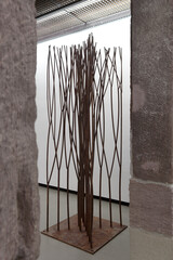Skulptur &#34;Crossing VIII&#34;, Stahl, 230 x 80 x 80 cm - Atelieransicht - Ansicht II