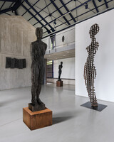 Skulpturen &#34;Figur&#34;, Werk-Nrn. 4623 und 3820, Holz-Eiche/Eisenoxyd, 36 x 25 x 160 cm, 46 x 15 x 260 cm