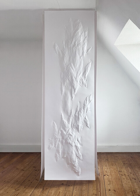 Aja von Loeper, Installationsansicht im Raum der One Artist Show, 4 Weiße Blätter á 240 x 70 x 5 cm von 2024