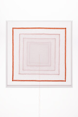 Sheila Furlan transparente Verdichtung II 2023 bestickte Seide auf Metallgestell(mit Rot) 50x50x8,5cm fotoSWeid