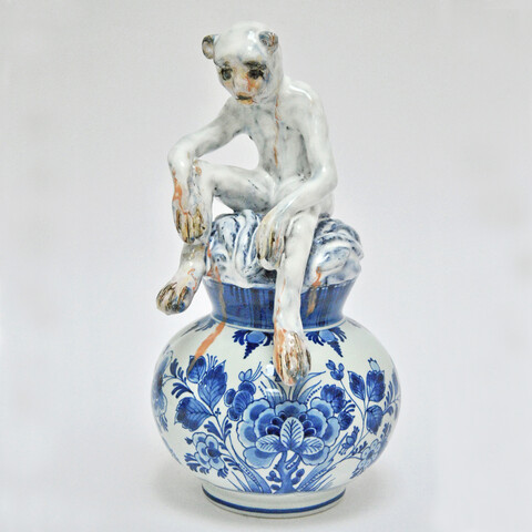 Beate Höing, "ape", 2021, glasierte Keramik, Fundstücke aus Porzellan glazed ceramics, found porcelain objects, 30 x 15 x 16 cm