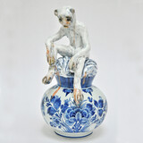 Beate Höing, &#34;ape&#34;, 2021, glasierte Keramik, Fundstücke aus Porzellan glazed ceramics, found porcelain objects, 30 x 15 x 16 cm