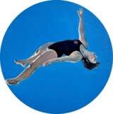 Runde Miniatur Malerei von Cameron Rudd: Turmspringerin