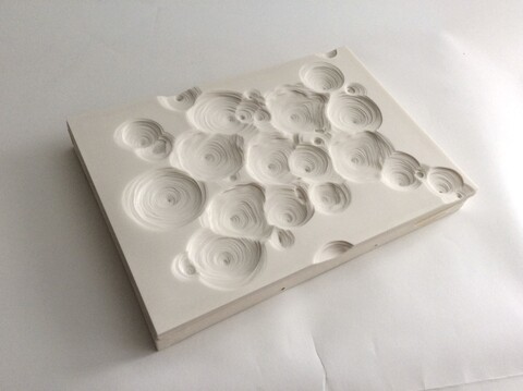 Noriko Ambe, A Piece of Flat Globe, 2023, dünnes Papier, Leim, Wandpanel, 29,8x21,1 cm