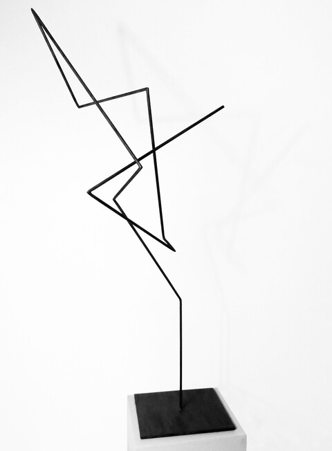 Chantal Atelin, trait 15, 2013, Stahl lackiert auf Stahlsockel, Unikat, 130x57x48 cm