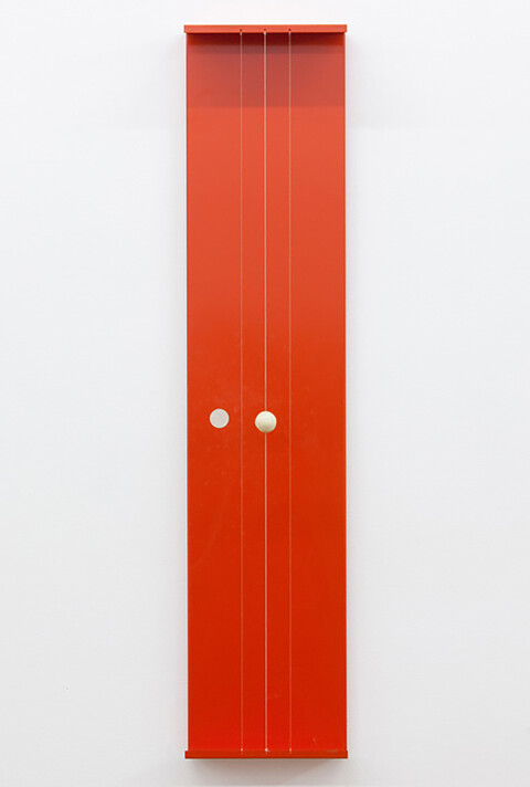 Julio Le Parc, mouvement surprise (multiple n° 20), 1968, Rot lackiertes Metall, Kunststoff und Nylon, 90x20x10 cm
