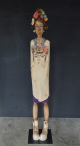 Skulptur Frida Kahlo, Walnussholz, Acrylfarbe, 170 cm, 2025