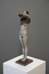 Kleine Abkühlung, Bronze, patiniert, partielle Bemalung, Höhe 42 cm