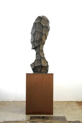 Kopf, Holz-Eiche/Eisenoxyd, 45 x 33 x 134 cm, 2024