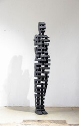 Figur, Holz-Eiche/Eisenoxyd, 35 x 30 x 182 cm, 2024