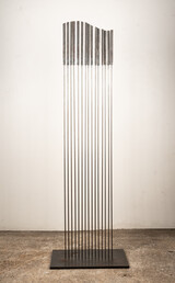 AMPLITUDE 2, 2021, Moving Sculpture, Stahl, 145 x 45 x 25 cm, für den Innenbereich