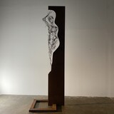 UNFOLDING I, 2025, geglühter Stahldraht, Stahlplatte, 180 x 45 x 45 cm