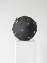 Otto Scherer: Hommage an Fontana, Keramik, teilvergoldet, 36 x 36 x 36cm,