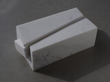 Maria Rucker, Gehäuse mit Kern, 2024, Carrara-Statuario-Marmor, 11 x 35 x 18 cm