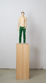 Hannes Mussner, Zweiter Traum vom kleinen Bruder, 2024, Lindenholz, Acrylfarbe, 187 x 35,5 x 35,5 cm
