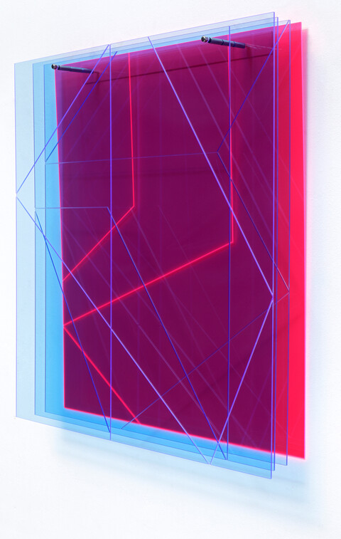 lines B13, 2024, fluoreszierendes Acrylglas, 73 x 72 x 13 cm