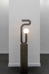 Ohne Titel (Lampe), Holz, Glas, Kabel, 187x40x25 cm, 2024