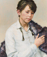 25 06, Knabe mit Pelz, 2025, Öl auf Malpappe, 60 x 50 cm