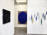 Ausstellungsansicht "MATERIAL UND STRUKTUR II. Helmut Dirnaichner, Alfred Haberpointner, Martin Lehmer", Galerie Renate Bender 2025