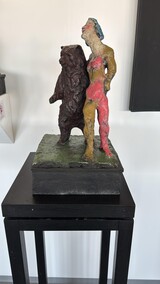 Zirkusfrau mit tanzendem Braunbär, 2024